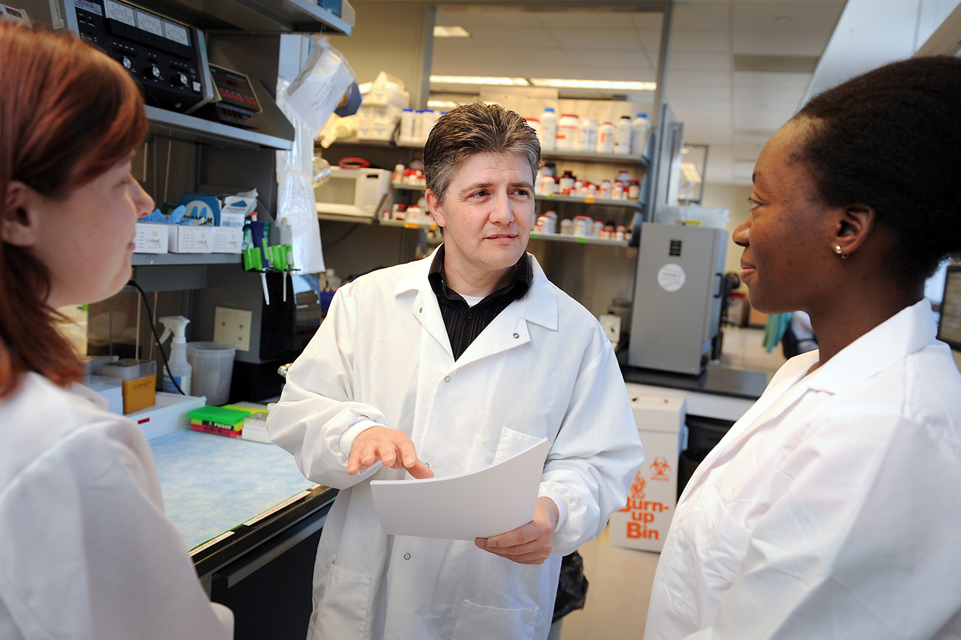 Dr. Matthew Breen works with students in his lab