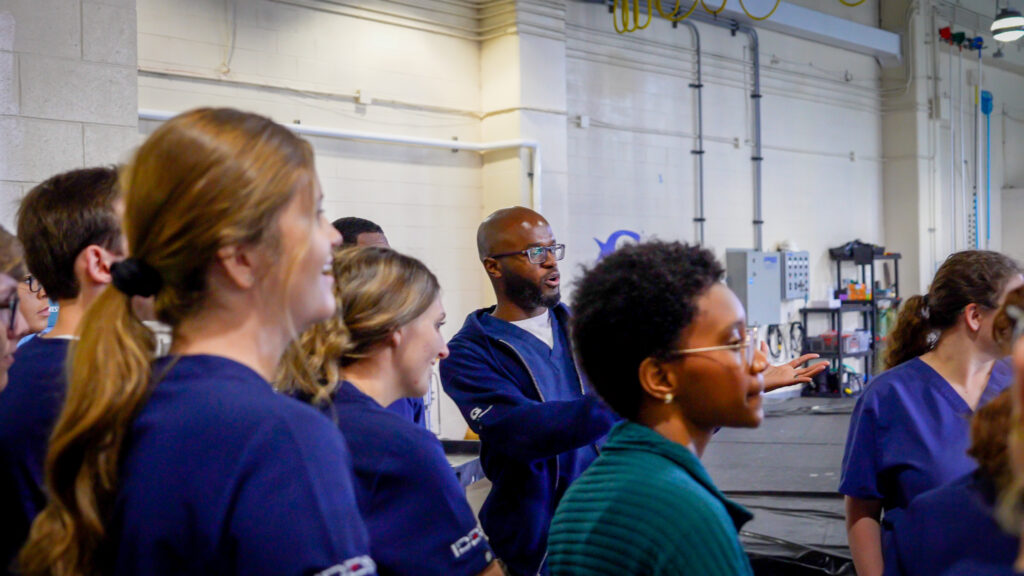 Dr. Gregory Scott talks to a group of young veterinarians at Georgia Aquarium.