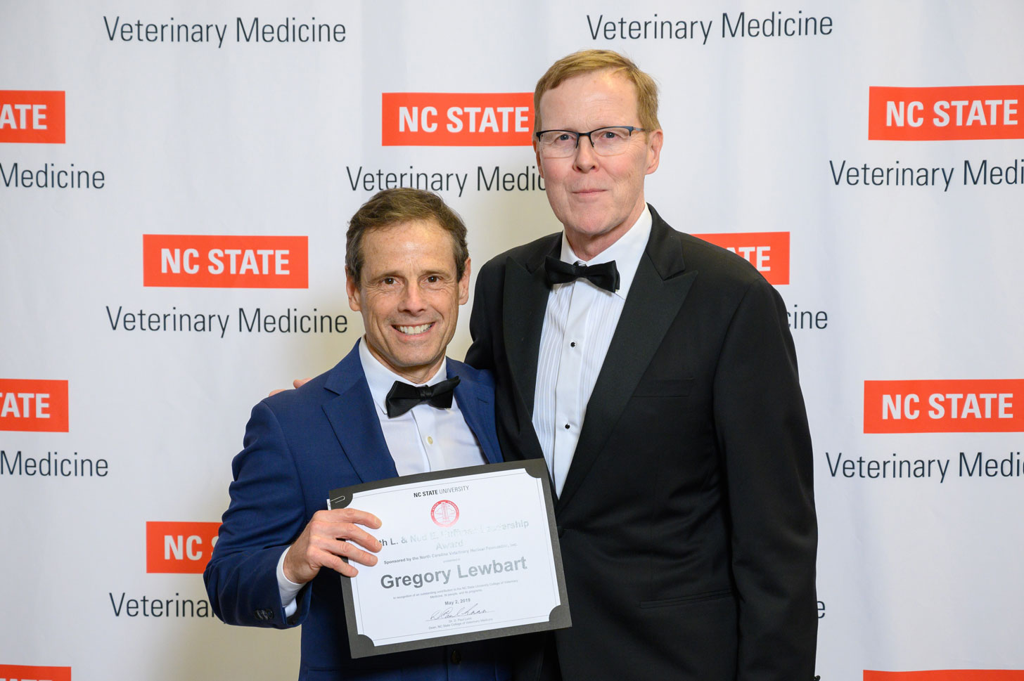Professor Lewbart and Dean Lunn at award banquet